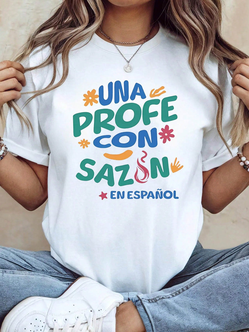 Womens Una Profe Con Sazon Spanish Teacher Graphic Tee, En Espanol Color Print Short Sleeve Casual T-Shirt for Educators