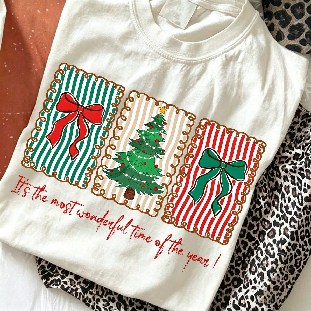 Women's Christmas Tree Graphic T-Shirt Round Neck Short Sleeve Bow Stamp Letter Printed Tee Vintage Holiday Party Tops