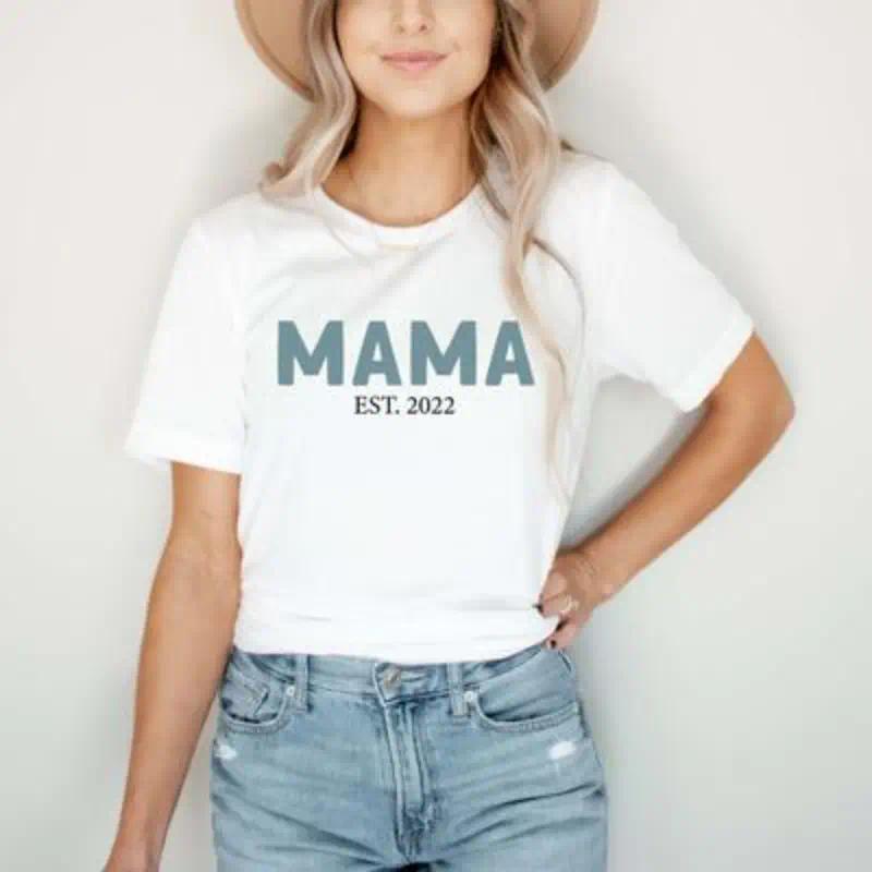 Mama Est 2022 Graphic Tee Unisex Short Sleeve Crewneck Shirt Soft Cotton Casual Everyday Top Relaxed Fit For New Moms Mothers Day Gift