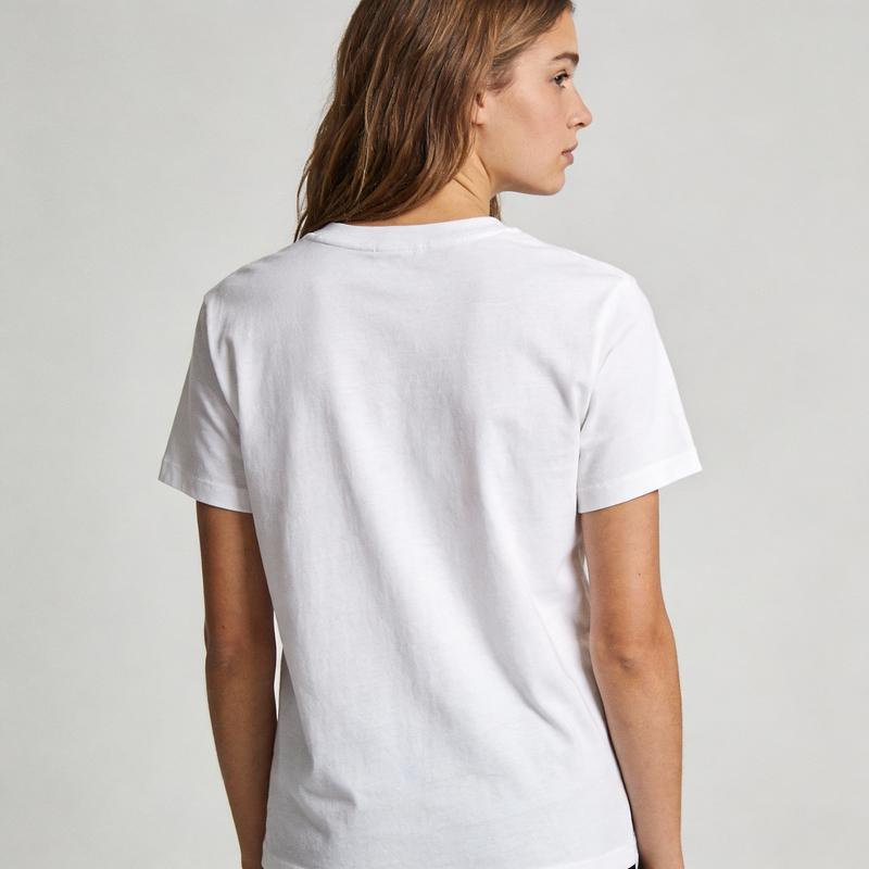 Hand Heart Sign for Immigrant Rights T-Shirt, ‘Love Knows No Borders’ Unity & Support Graphic Tee